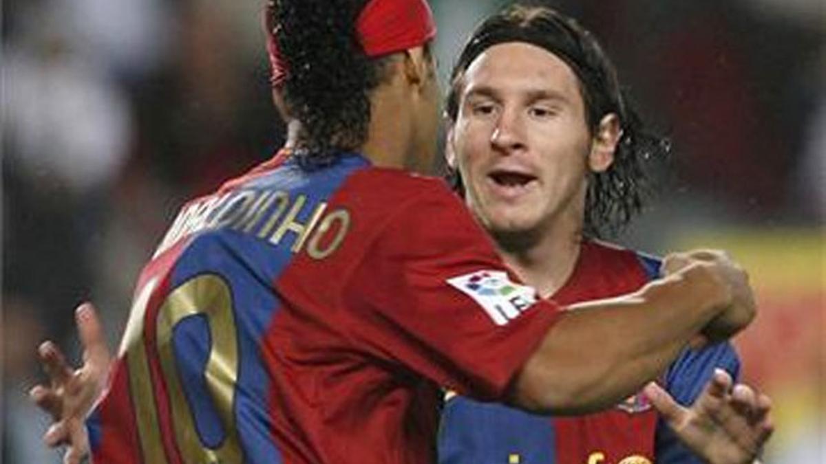 Messi y Ronaldinho defendiendo la camiseta del Barça