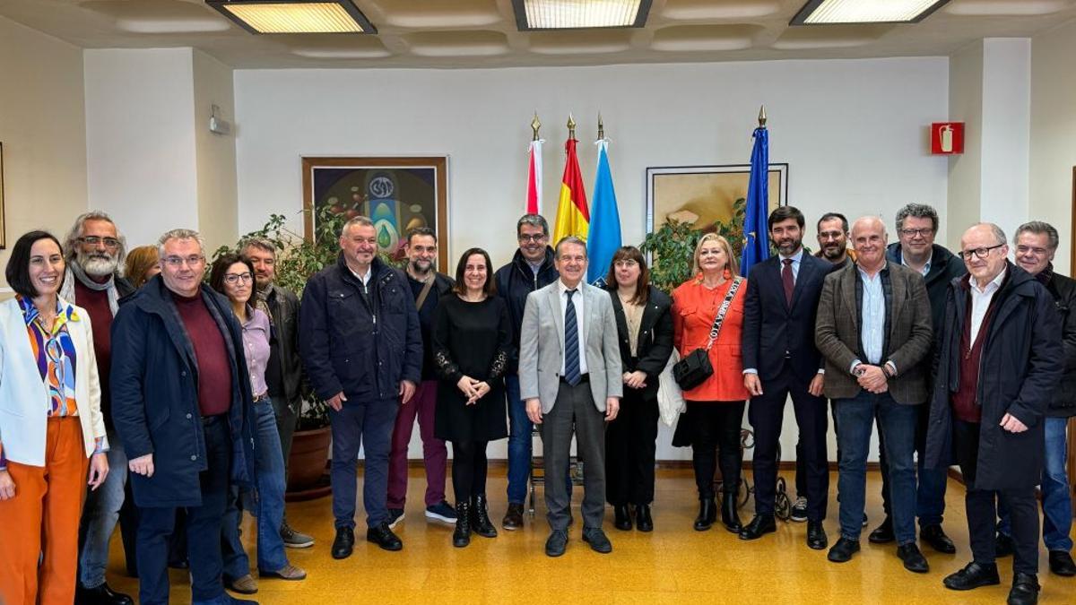El alcalde junto a representantes del ámbito cultural de Vigo, en la reunión sobre el Mundial 2030