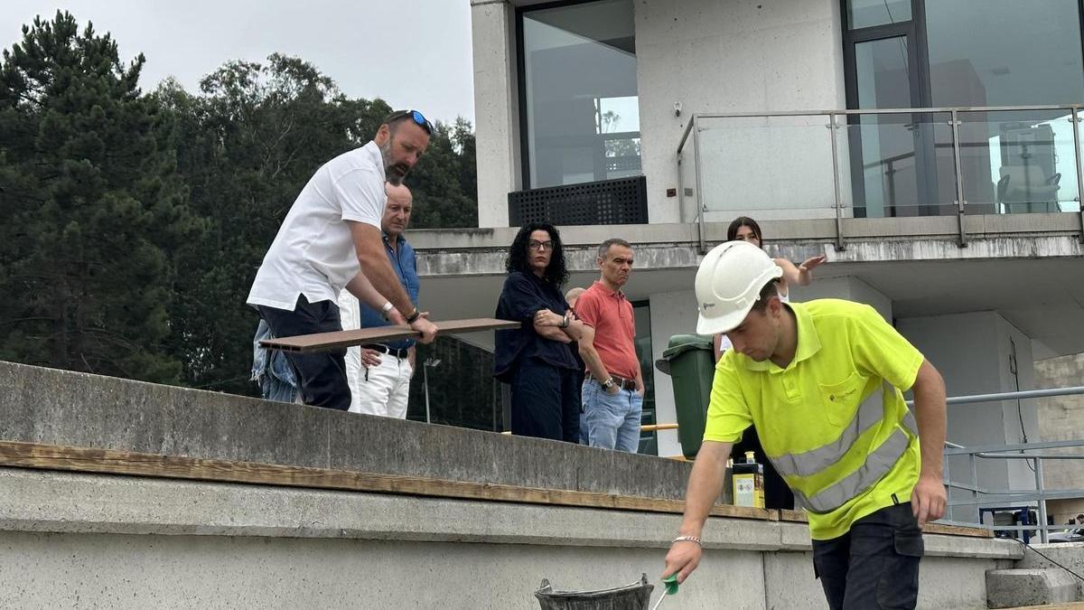 Por la izquierda, Miguel Ángel Gallo, presidente de la Federación de Piragüismo; Vanessa Gutiérrez, consejera de Cultura, Política Llingüística y Deporte e Iván Fernández, alcalde de Corvera, durante la visita.