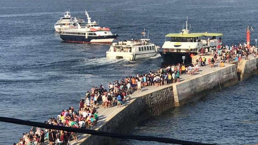 Visitantes en el archipiélago de Cíes, este verano. // FdV