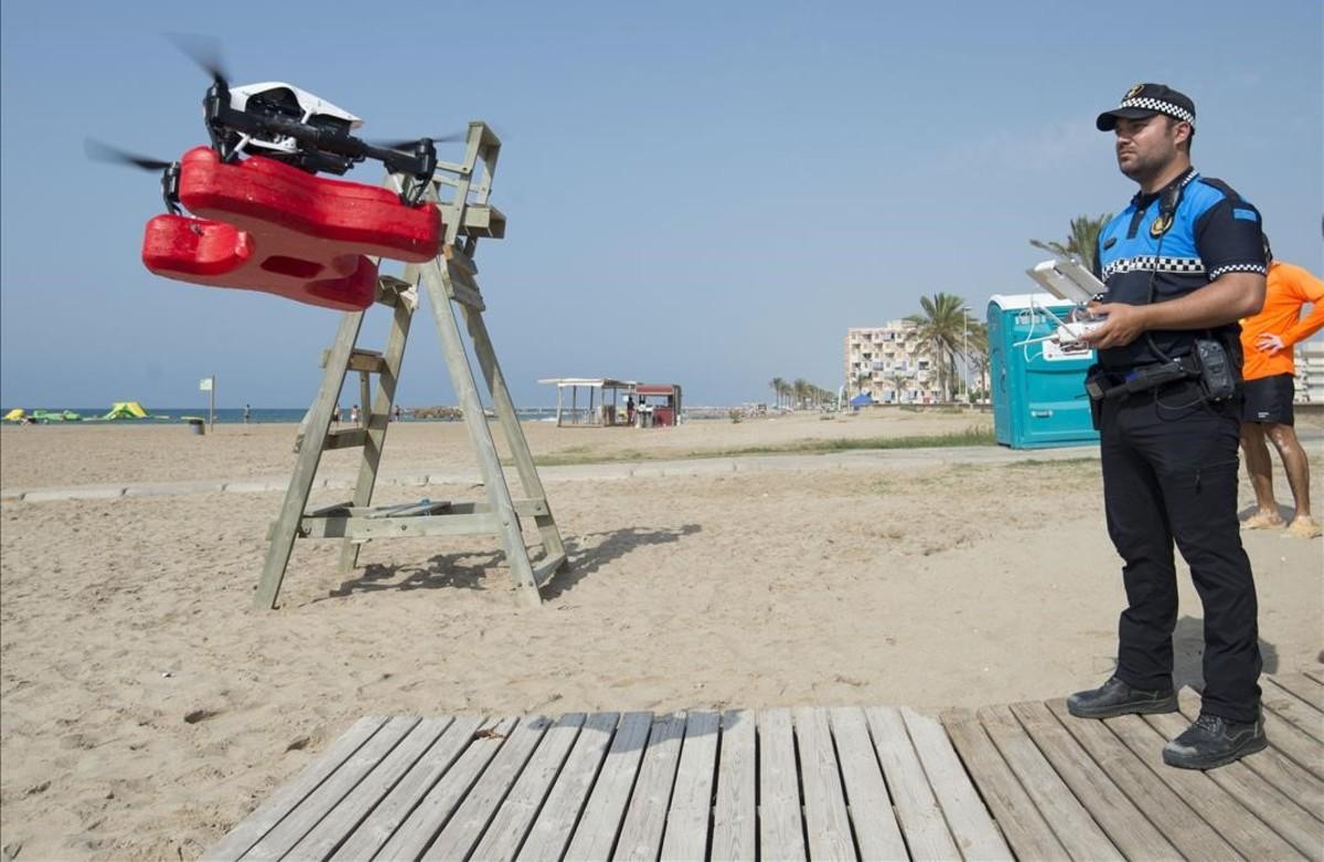 Simulacro de rescate en la playa con el apoyo de un dron. 