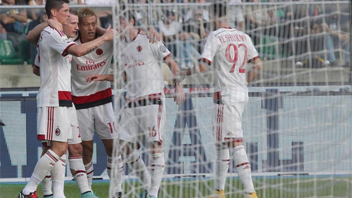 El japonés celebrando uno de sus dos goles con el Milan