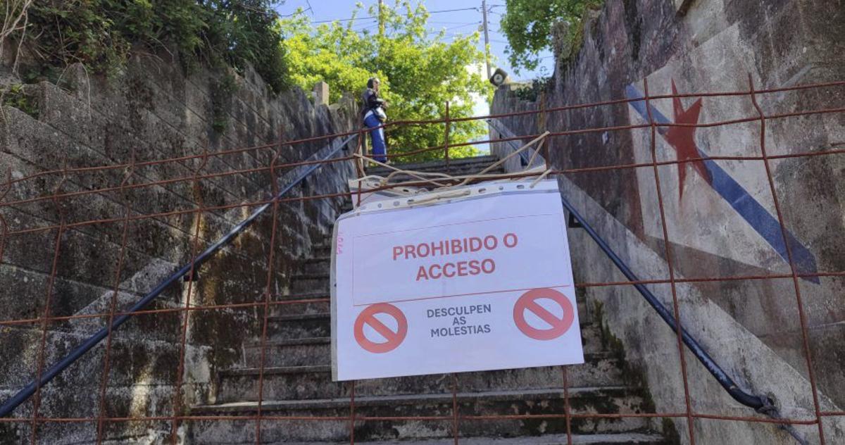 Cartel para prohibir el acceso a la explanada de A Morada. | SANTOS ÁLVAREZ