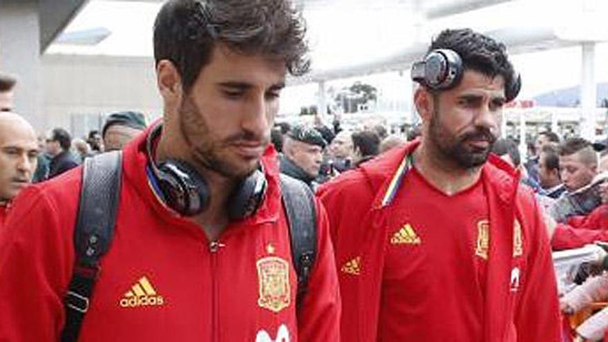 Diego Costa, junto a Javi Martínez.