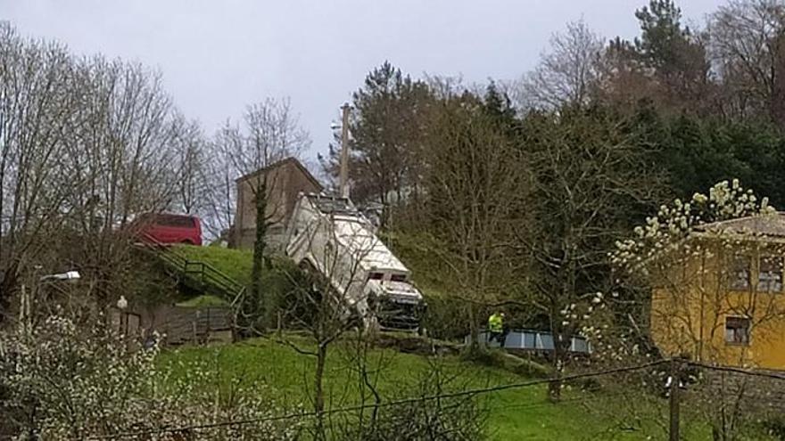 El camión de la basura cae por un terraplén en Cangas de Onís