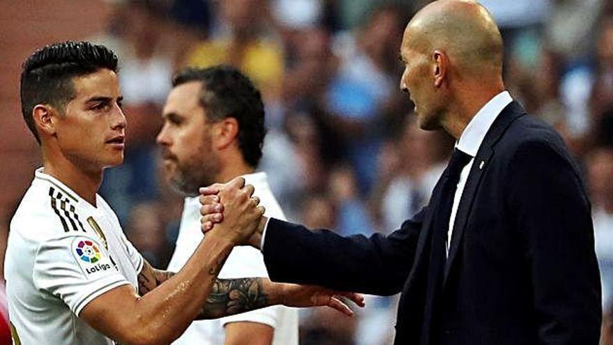 Zidane y James se saludan tras el Real Madrid-Valladolid de esta temporada en el Santiago Bernabéu.