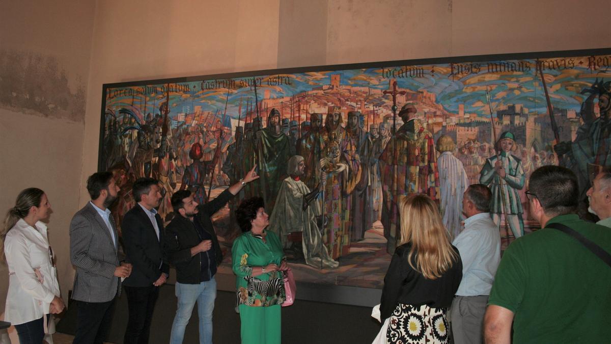 El director del ciuFront, David Torres del Alcázar (4º izq.), ofrece detalles sobre el mural de la Conquista de la Ciudad de Muñoz Barberán, al director del Instituto de Turismo de la Región de Murcia, Juan Francisco Martínez; y al presidente de la Federación San Clemente, Luis Torres del Alcázar (2º y 3º), entre otros.