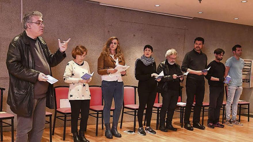 Lino Braxe se dirige al público, con miembros del taller de creación literaria, ayer.