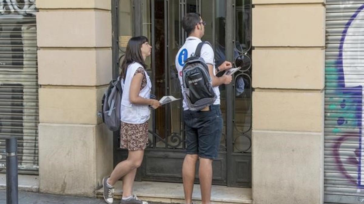 Visualizadores del ayuntamiento que comprueban si hay pisos turisticos denunciados  ilegales