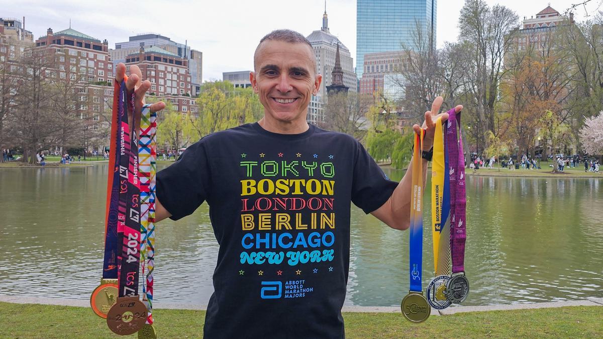 Becerra posa con las seis medallas