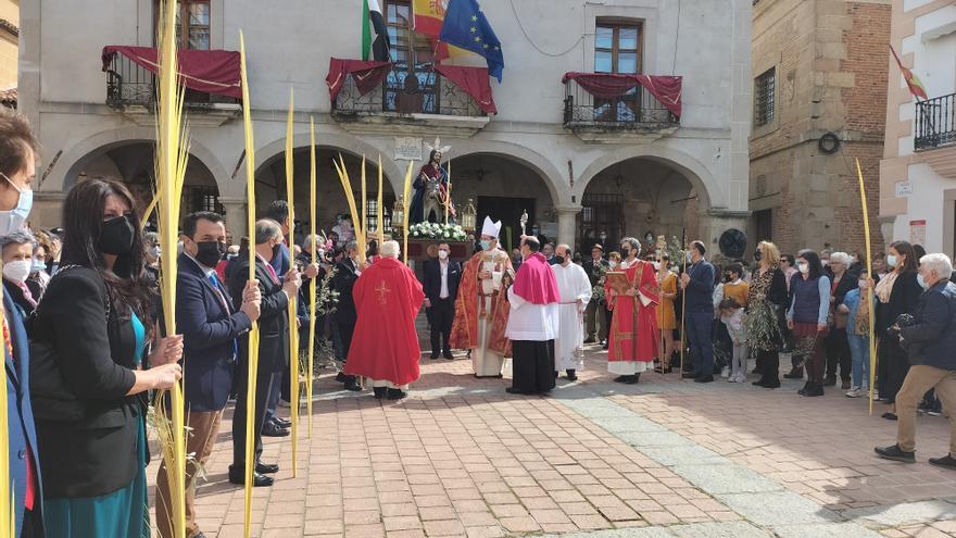 El obispo de Coria-Cáceres preside la procesión del Domingo de Ramos en Coria