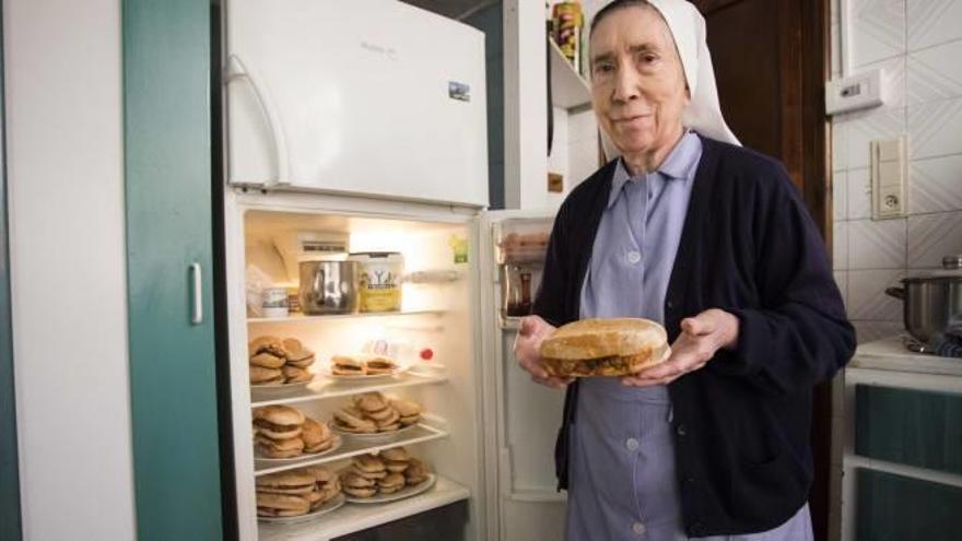 Sor Sagrario, madre superiora de las Siervas de Jesús, muestra los bocadillos que realiza y entrega cada día a los más necesitados.