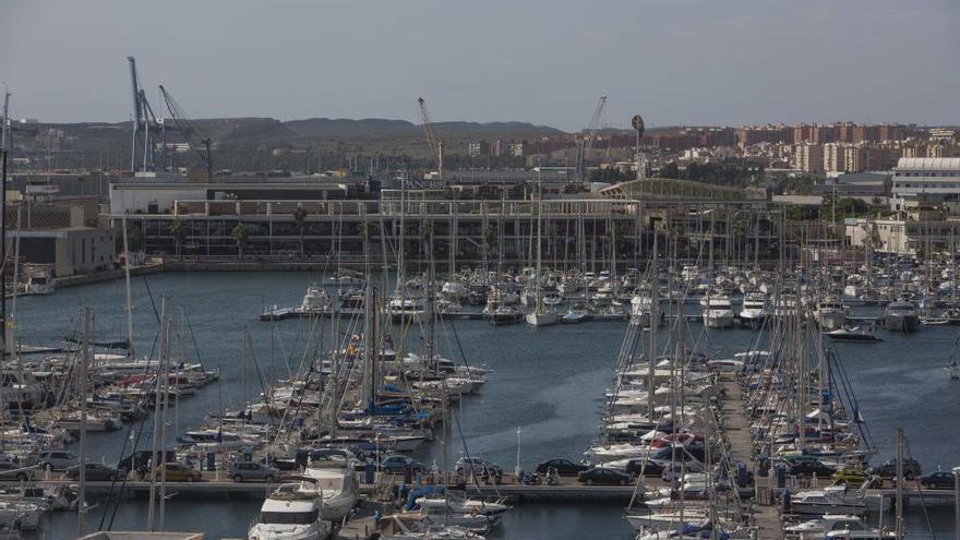 Imagen del Puerto de Alicante con el Panoramis al fondo