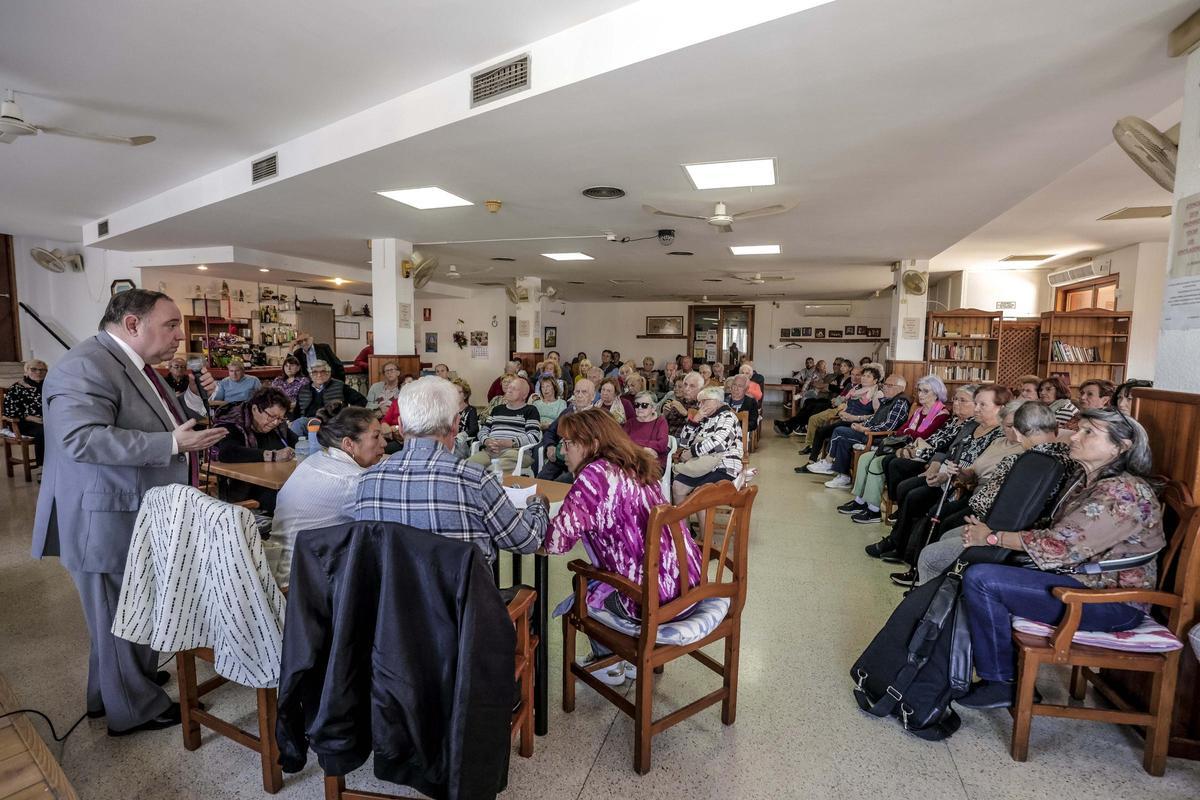 Los jubilados de Son Cladera, en pie de guerra contra el desahucio del club de la tercera edad: «De aquí no nos mueven»