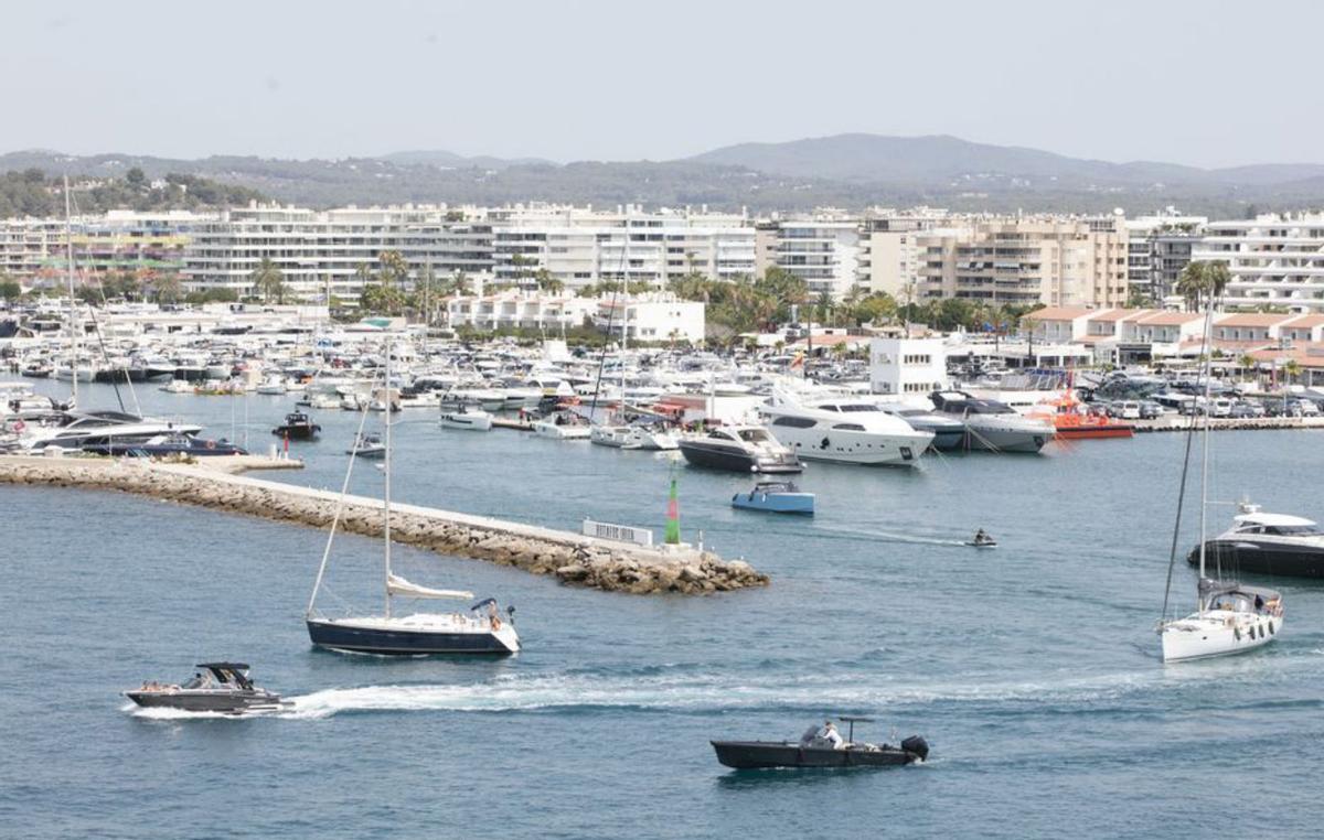 Barcos de diferentes esloras en Ibiza. | VICENT MARÍ