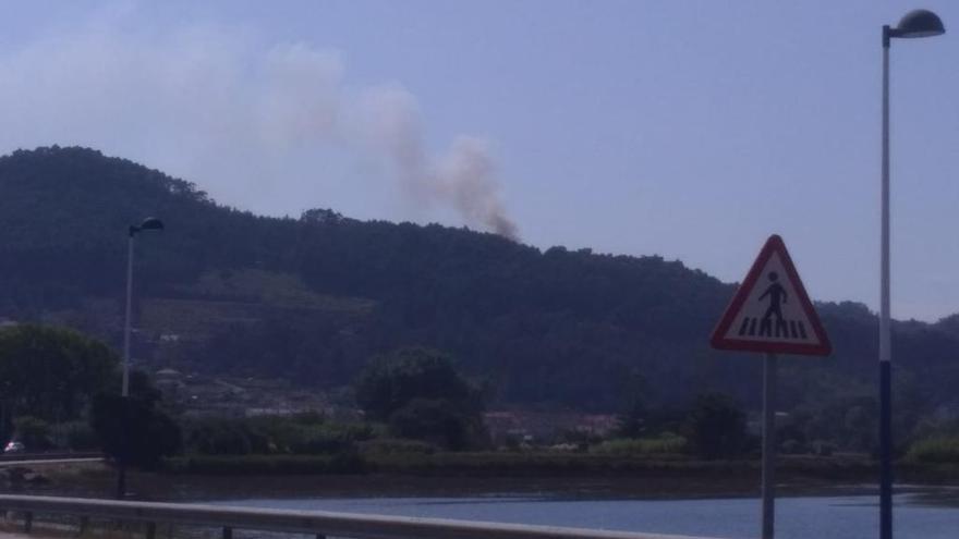 Controlado el incendio forestal de Baredo, en Baiona