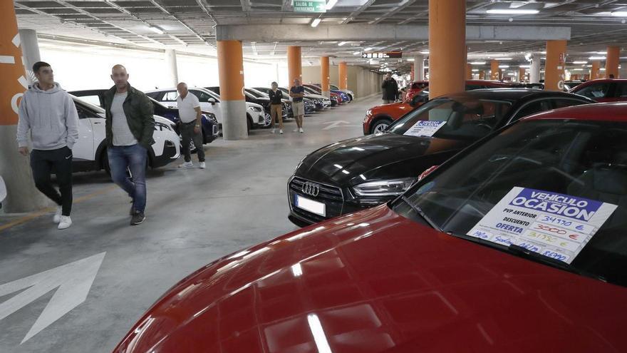 Feria del vehículo de ocasión en el parking del Aeropuerto de Peinador