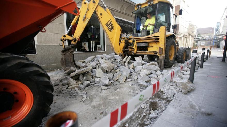 Obras de demolición del firme de la Zona dos Viños a la altura de la Travesía da Igrexa. // Bernabé / Cris M.V.