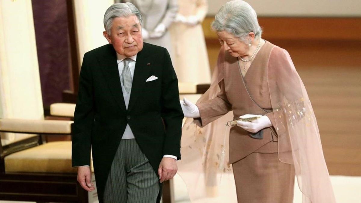 El emperador Akihito y su mujer, Michiko.