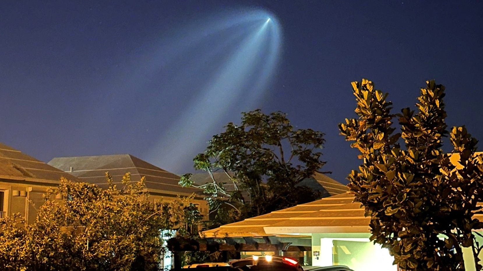 Un cohete SpaceX Falcon 9, que transporta 21 nuevos satélites Starlink V2 mini, visto desde Punta Cana (República Dominicana), el pasado febrero.