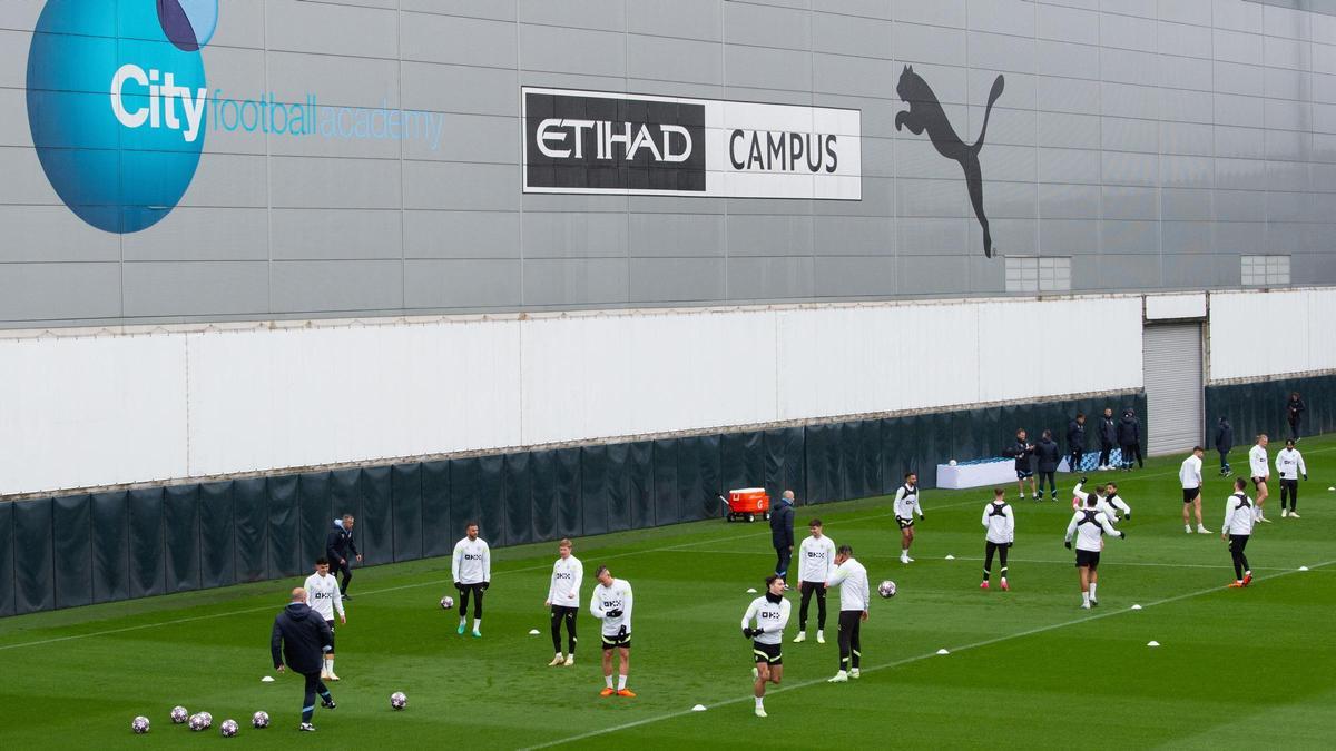 Los jugadores del Manchester City se entrenan en uno de los campos de su ciudad deportiva.