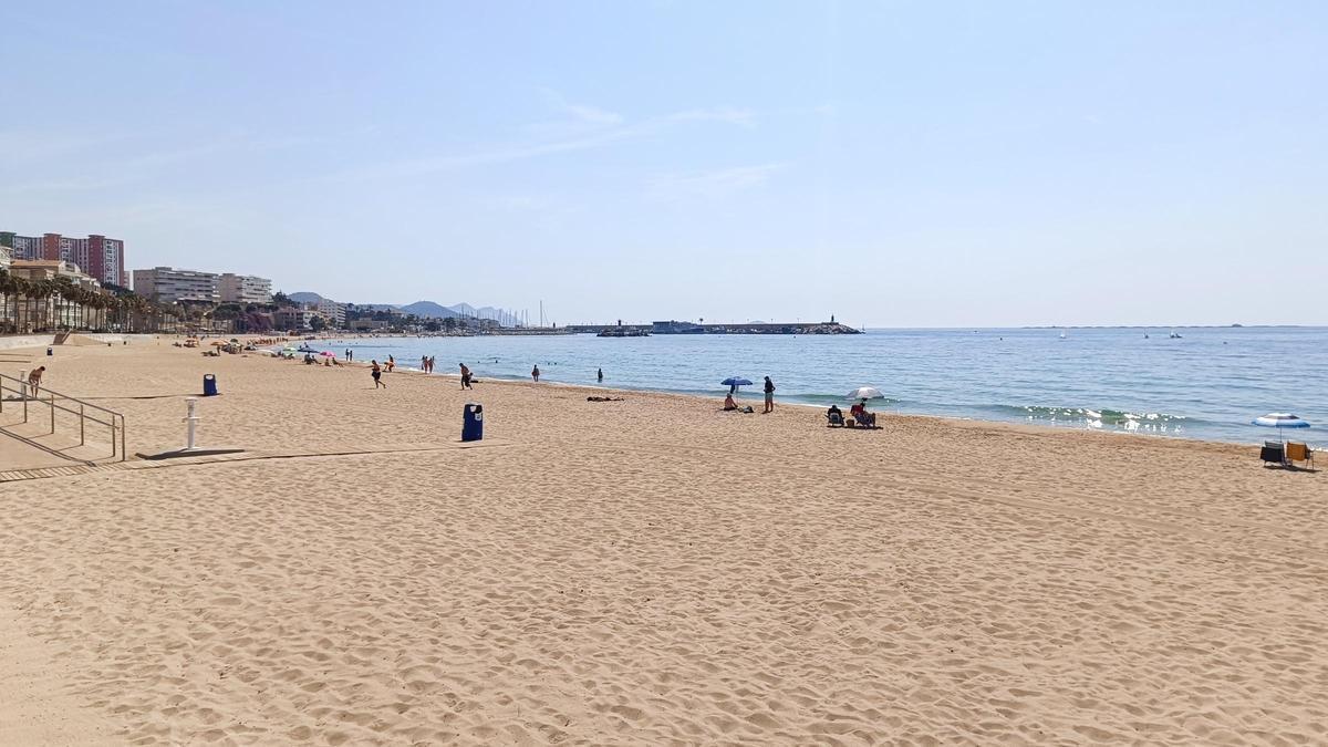 Las playas de La Vila se preparan para el verano con la suma de los diversos servicios.