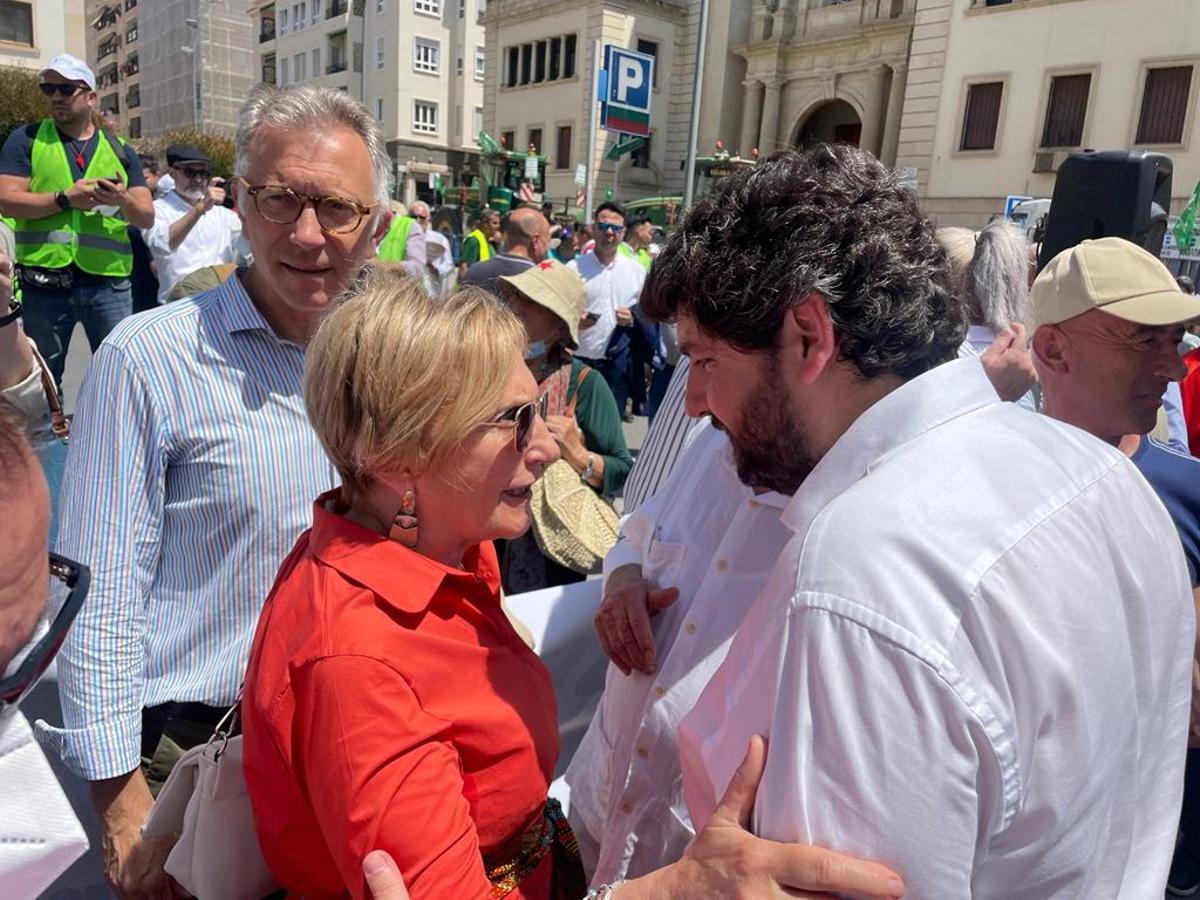 La síndica del PSPV, Ana Barceló, charla amistosamente con el presidente de la Región de Murcia, el popular Fernando López Miras, al término de la protesta.