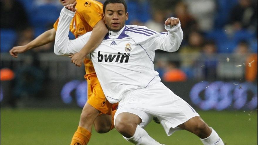 El defensa brasileño del Real Madrid Marcelo Vieira disputa un balón.