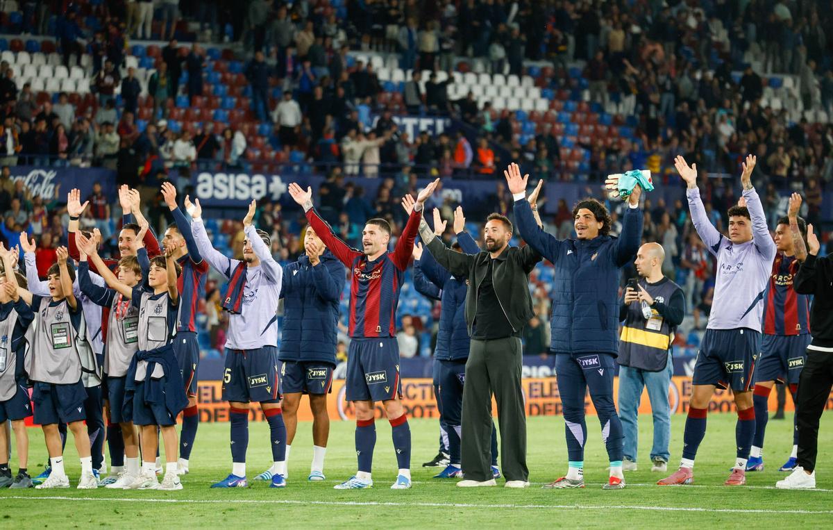 Los goles de Romero desataron la locura entre el equipo y la afición al final del choque