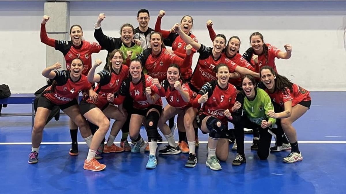 Las jugadoras del EMD Aceuchal, felices tras la victoria.