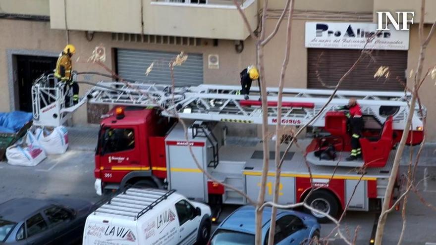 Los bomberos rescatan a una mujer encerrada en el balcón de su casa en Alcoy