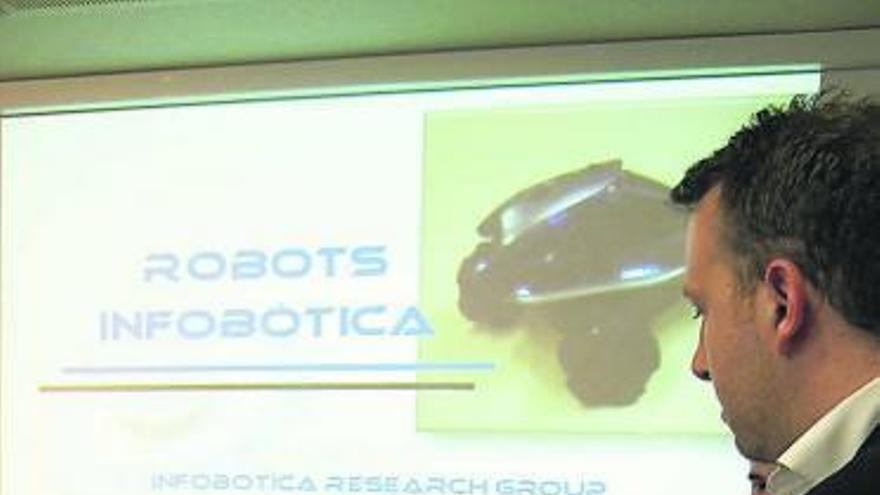 Ignacio González muestra los robots en el Parque Tecnológico de Asturias.