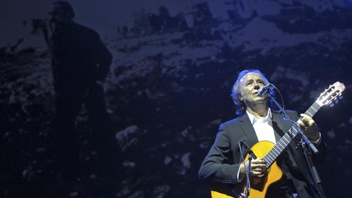 Serrat, durante el concierto 'Aragón sigue, Labordeta vive' que se celebró el lunes en Zaragoza.