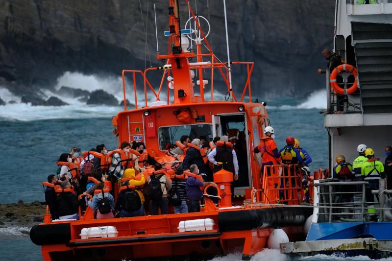 Traslado a puerto de los pasajeros del ferry encallado en Agaete