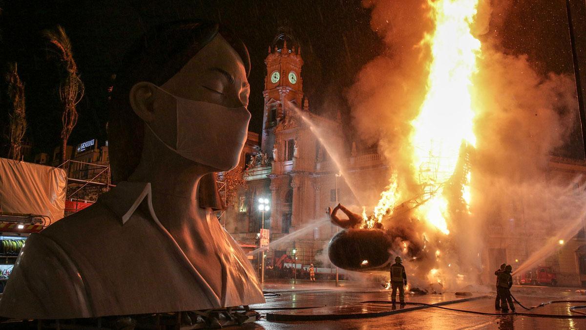 'Cremà' de la falla municipal sin público a causa del coronavirus