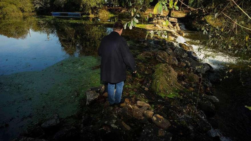 Presa de piedra construida a todo lo ancho del río Umia para garantizar la captación de agua por el emisario de A Toxa. // Iñaki Abella