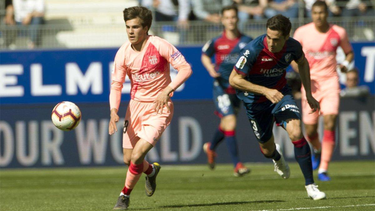 Riqui Puig en acción durante el Huesca-Barça de la Liga 2018/19