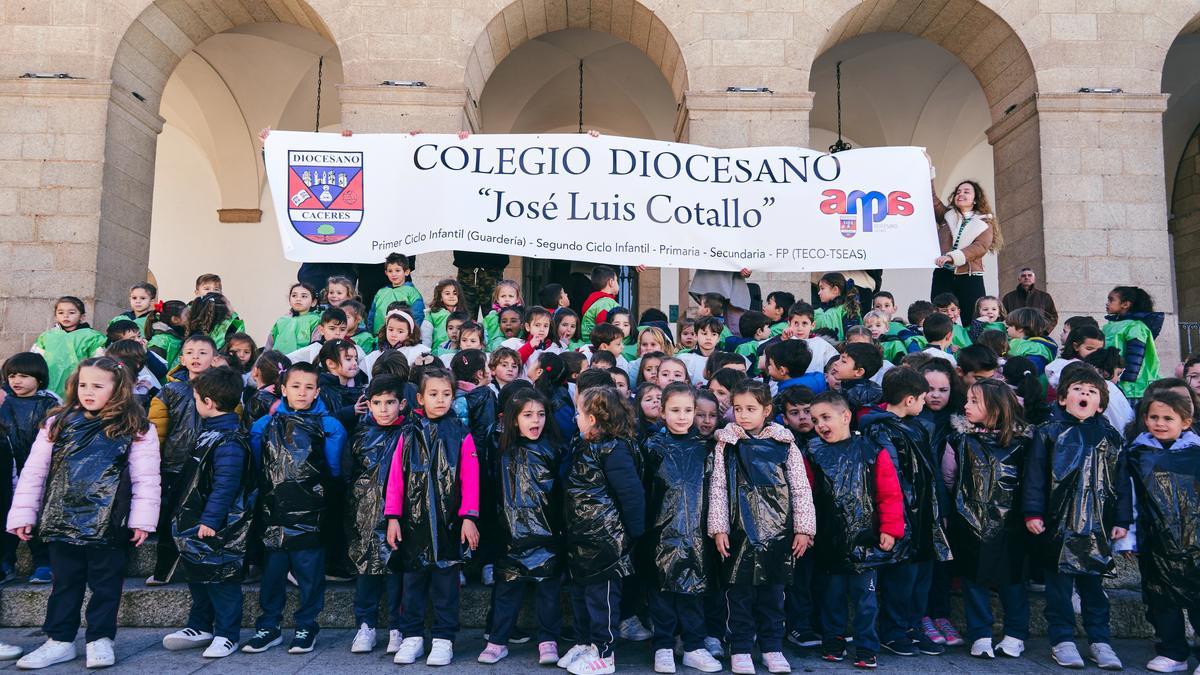 VÍDEO | Los alumnos del Colegio Diocesano le cantan a Extremadura en Cáceres