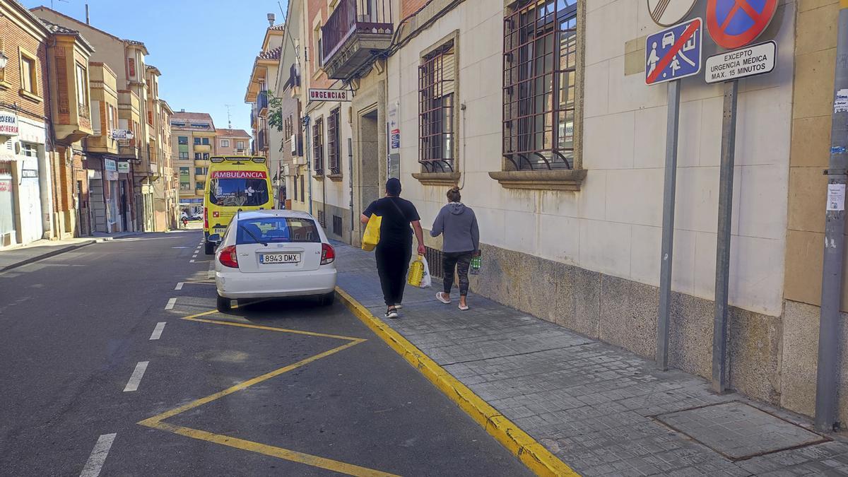 Zona de restricción de estacionamiento salvo para urgencias y durante 15 minutos.