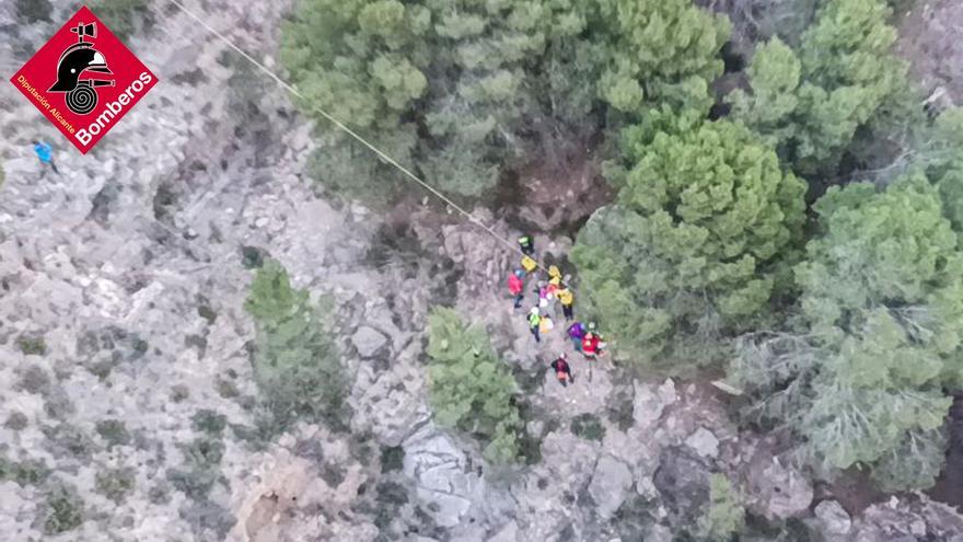 Bomberos rescatan a una mujer en el barranco de Orihuela