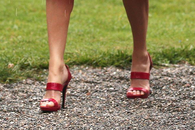 Detalle de las sandalias rojas de Letizia Ortiz en los premios Fundación Princesa de Girona
