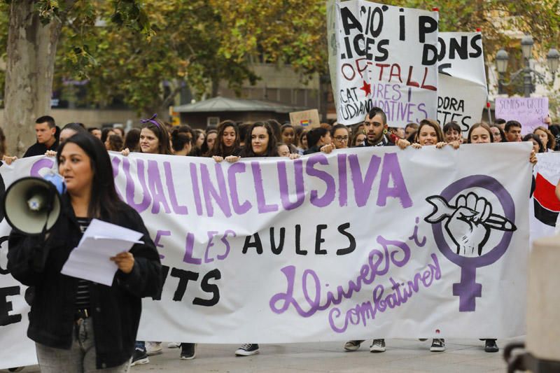 Estudiantes protestan en València contra el machismo en las aulas