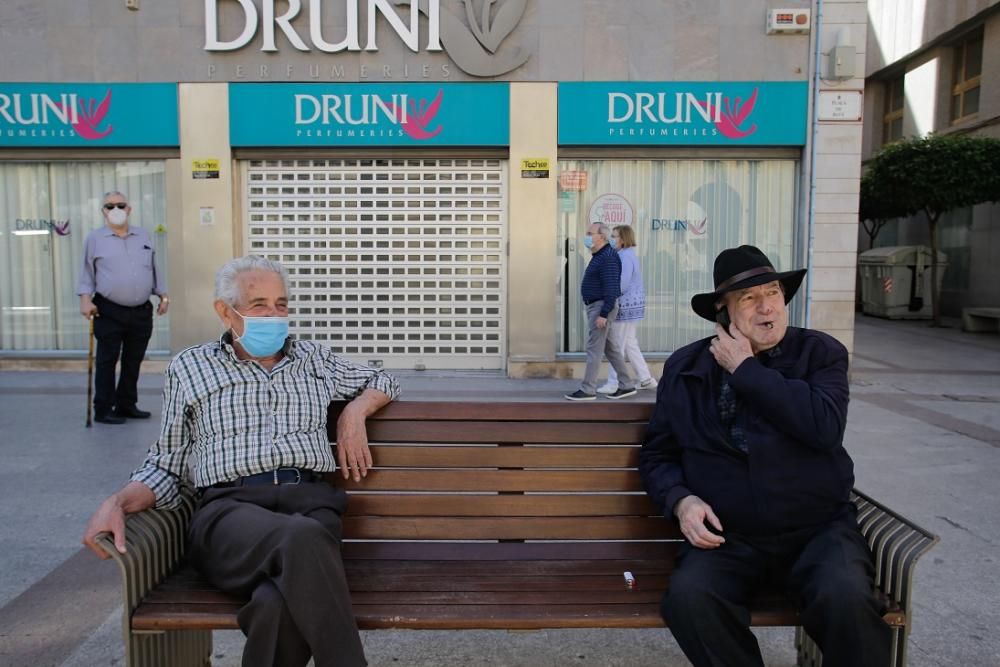 Los mayores de 70 salen a pasear en Elche