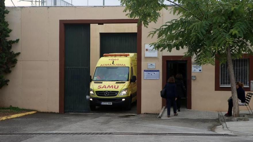 Una ambulancia sale de es Pinaret el miércoles tras la muerte del adolescente.