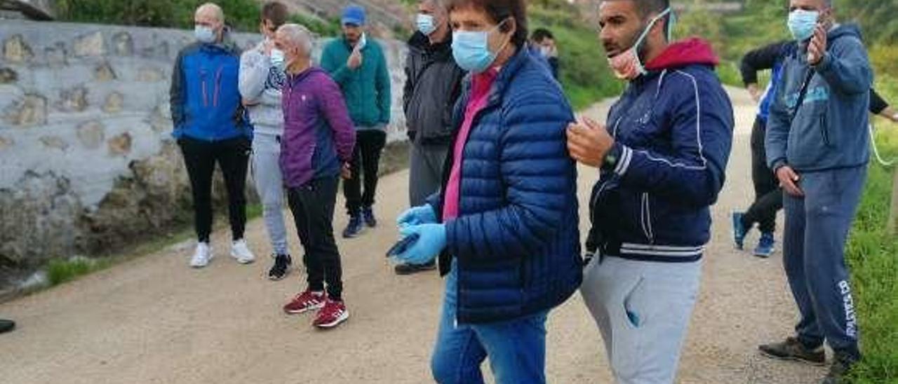 Javier Costa, en primer término, con mascarilla, en Cabo Home. // S.Á.