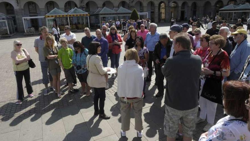 Un grupo de turistas extranjeros conoce A Coruña durante unas vacaciones de Semana Santa.