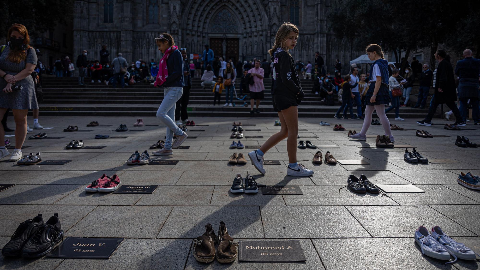 Barcelona 27/10/2021 Sociedad Acto sobre las 69 personas sin techo muertas desde Octubre de 2020. Plaça Nova, delante de la Catedral de Barcelona AUTOR: JORDI OTIX