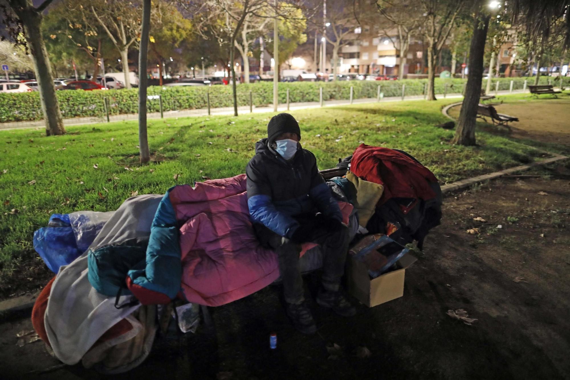 Amigos de la Calle reparte alimentos calientes y ropa para que las personas sin techo ganen la batalla a las bajas temperaturas