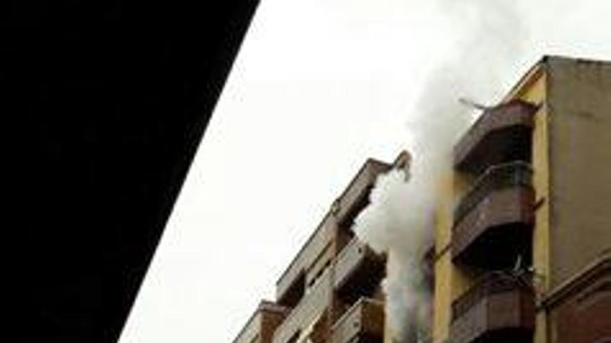 Un foc crema un pis del carrer de Pompeu Fabra de Manresa