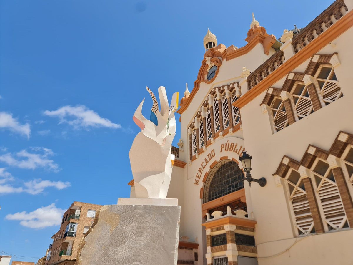 Escultura de Cristóbal Gabarrón a las puertas del Antiguo Mercado Público